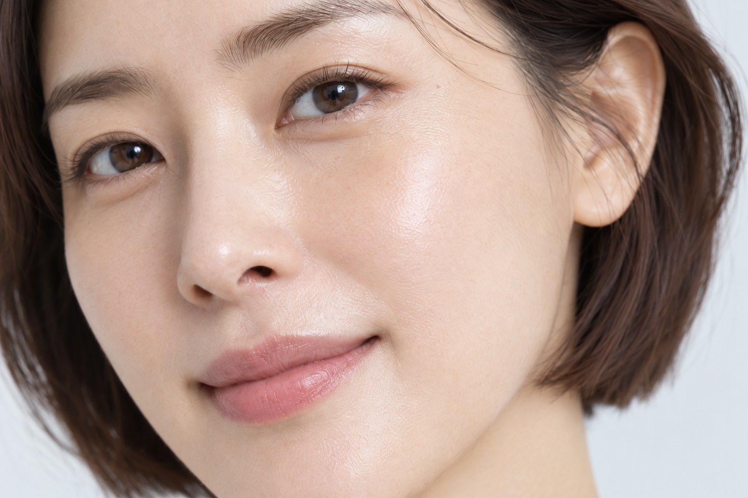정면을 바라보는 여성의 얼굴과 턱선 클로즈업