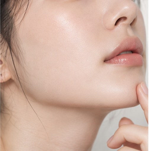 아래에서 올려다본 여성의 볼과 입가, 턱선 클로즈업